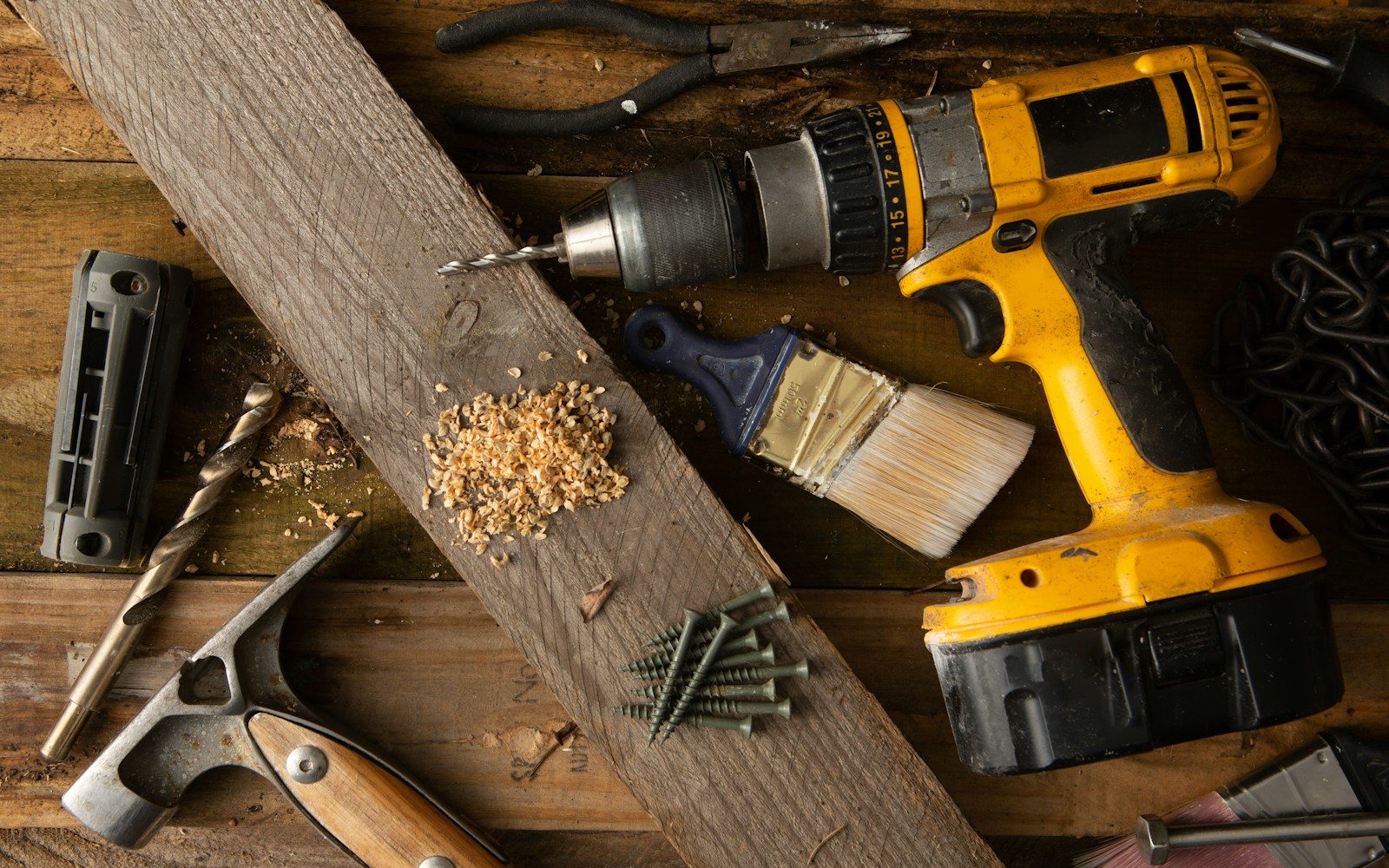 a couple of tools that are sitting on a table